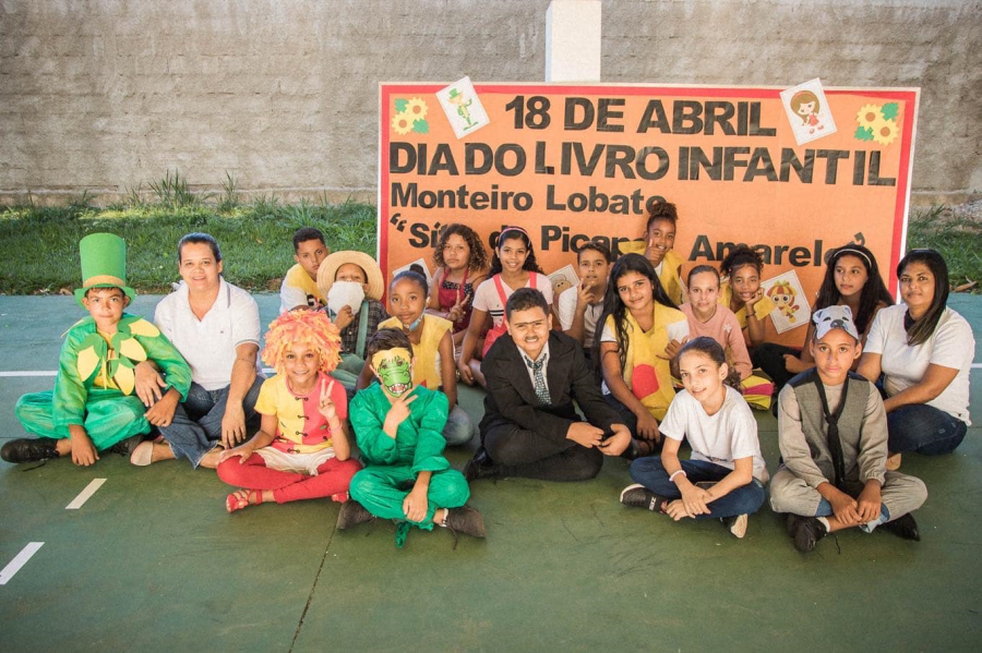 Peça teatral da culminância do Projeto: “Dia do Livro” da Escola Municipal Adélia Moreira Rocha 