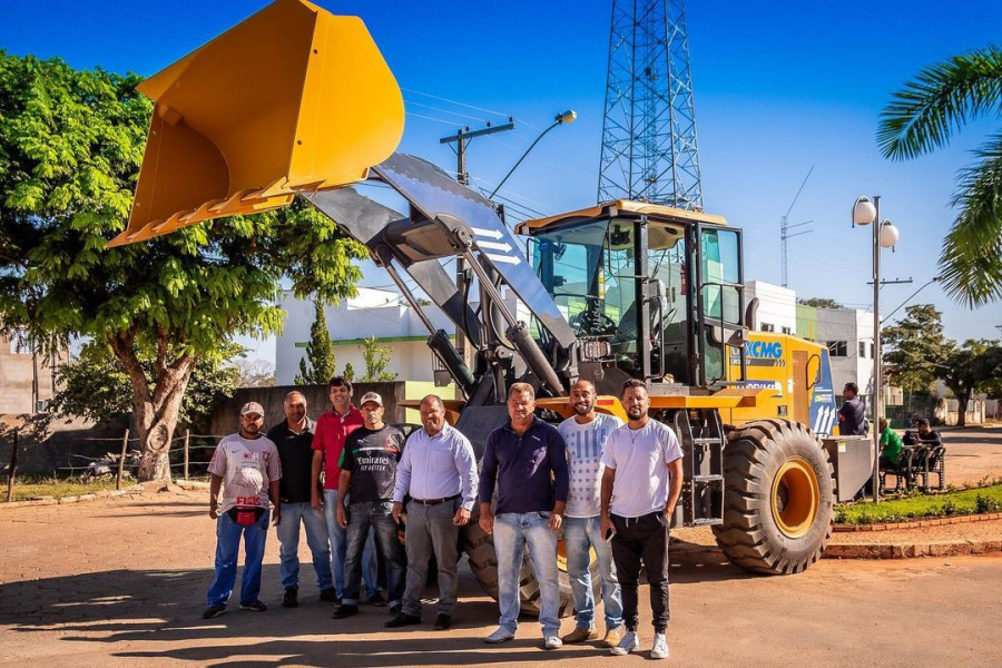 A Prefeitura de Santo Hipólito foi contemplada como uma máquina pá-carregadeira