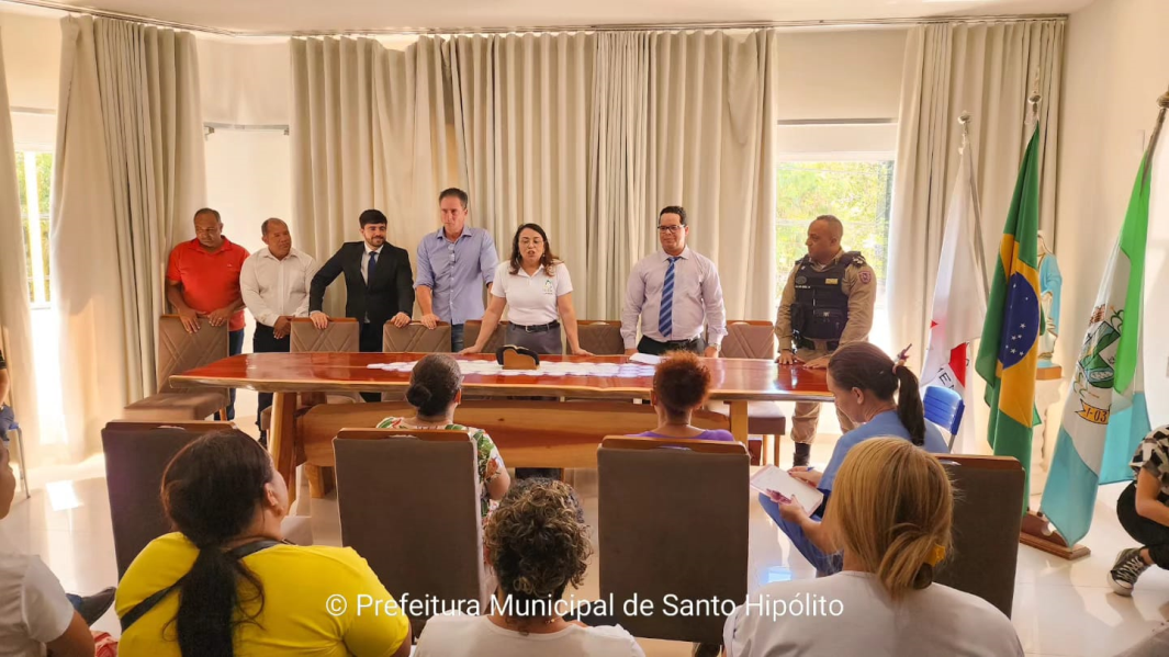 O Prefeito Dário e o vice-prefeito Dedé, recebem representantes que vieram apresentar o projeto do Ministério Público Intinerante
