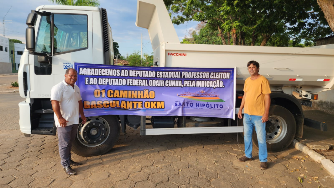 Prefeitura de Santo Hipólito recebe novo caminhão basculante