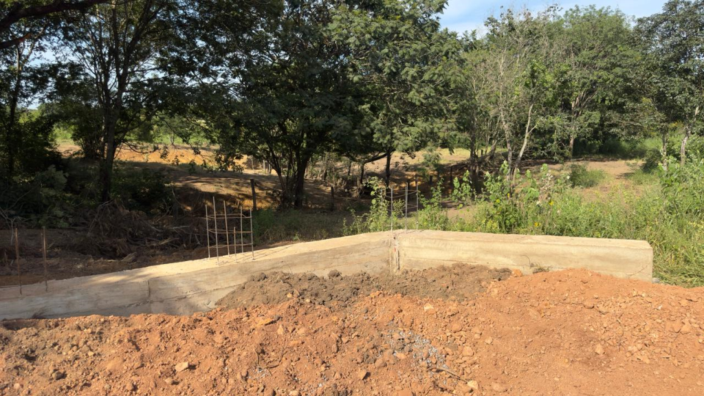 Barreira de contenção no entroncamento do Salobro sentido Senhora da Glória. 