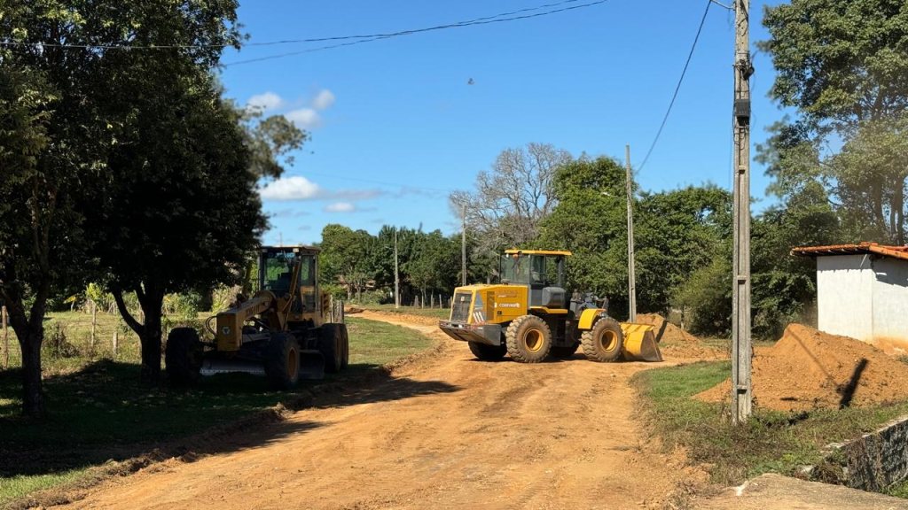 Início das Obras de Calçamento da Rua Coronel Roberto José Viana em Santo Hipólito.